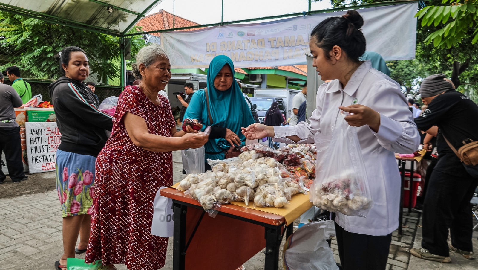 (Pemkot) Surabaya kembali menggulirkan Gerakan Pangan Murah (GPM) untuk memastikan ketersediaan pangan dengan harga terjangkau
