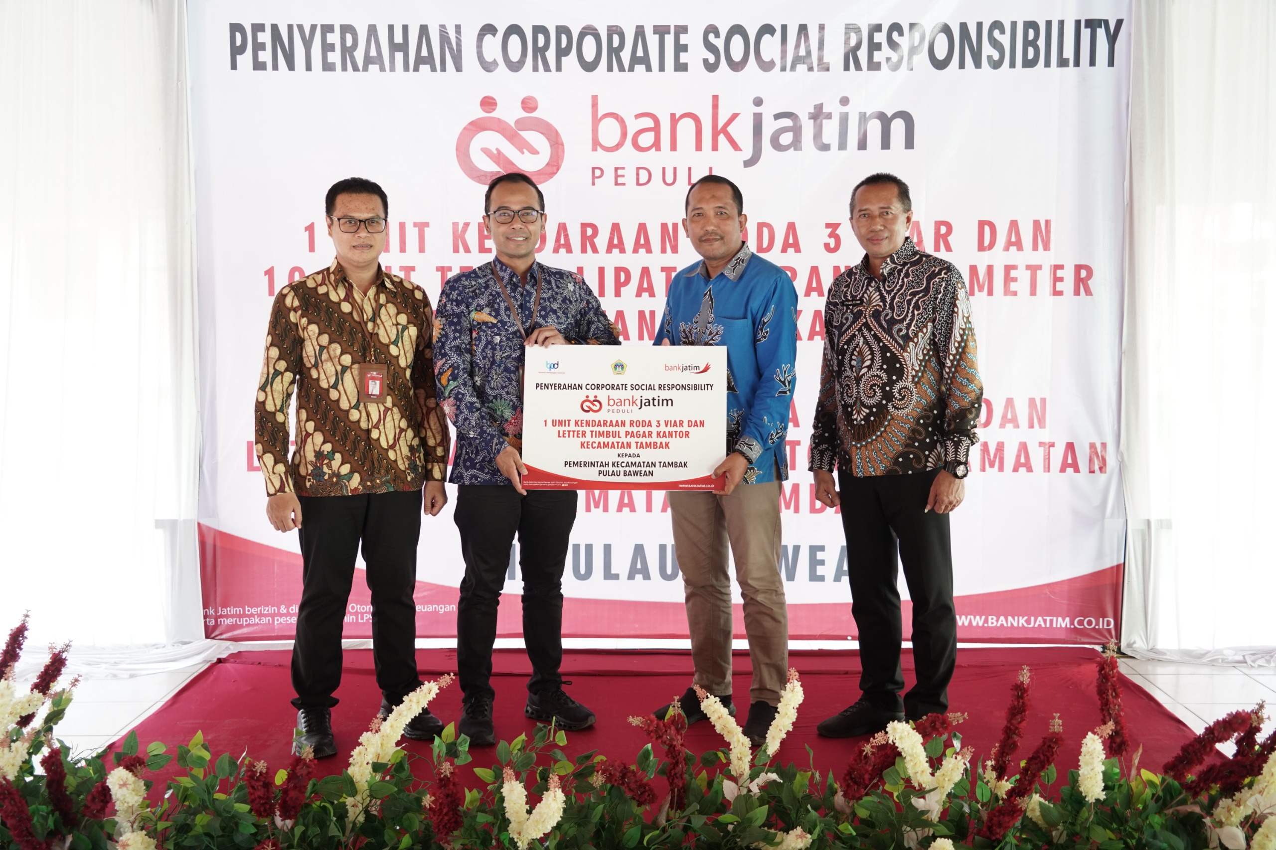 Bertempat di Pendopo Alun – Alun Kecamatan Sangkapura, CSR diserahkan secara simbolis oleh AVP Komunikasi Korporat Bank Jatim Mi’roj Subhanto kepada Camat Sangkapura Umar Junid dan Camat Tambak Nur Syamsi, Kamis (6/3).