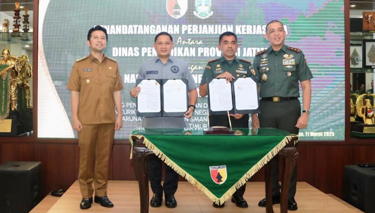 Wakil Gubernur Jatim, Emil Elestianto Dardak, turut menyaksikan penandatanganan perjanjian kerja sama (PKS) antara Kepala Dinas Pendidikan Jatim, Aries Agung Paewai, dan Pangdam V/Brawijaya, Mayjen TNI Rudi Saladin, di Gedung Hayam Wuruk, Selasa (11/03).