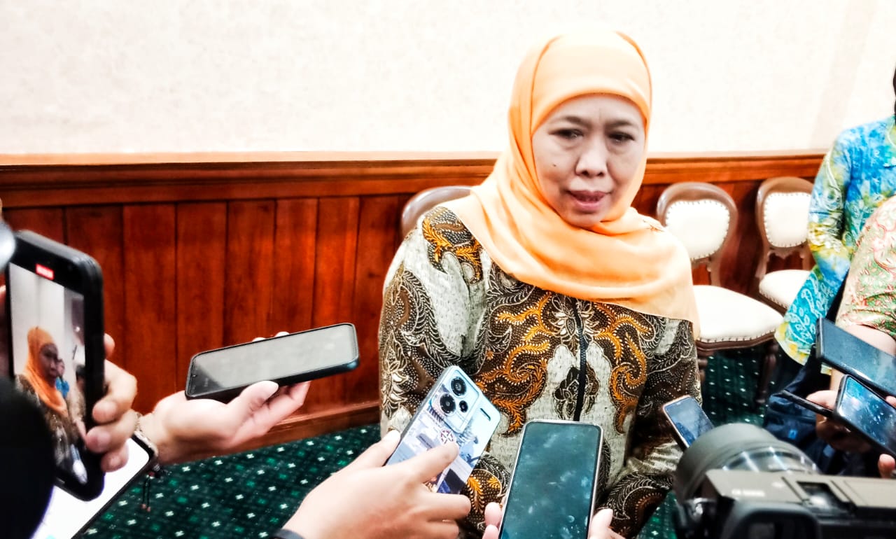 Gubernur Jawa Timur Khofifah Indar Parawansa memberikan keterangan pers usai memimpin High Level Meeting (HLM) Tim Pengendalian Inflasi Daerah (TPID) di Gedung Negara Grahadi, Senin (17/3/2025).