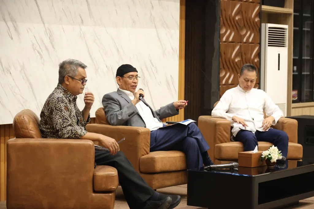 Dr. Achmad Solihin, SE.,M.Si. (kiri), Prof Dr Mohammad Nasih (tengah), Prof. Dr. Bambang Sektiari Lukiswanto, DEA., Drh. (kanan) dalam konferensi pers pengumuman SNBP UNAIR 20205 (Foto: PKIP UNAIR)