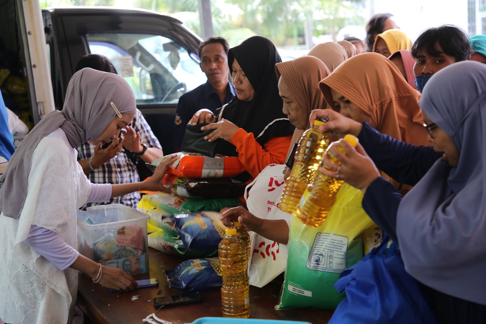 Menjelang Hari Raya Idulfitri 1446 H, Pemkot Surabaya menggelar Gerakan Pangan Murah (GPM) untuk memastikan ketersediaan dan stabilitas harga bahan pokok di Halaman Kantor Kecamatan Tandes, Surabaya, Rabu (19/3/2025),