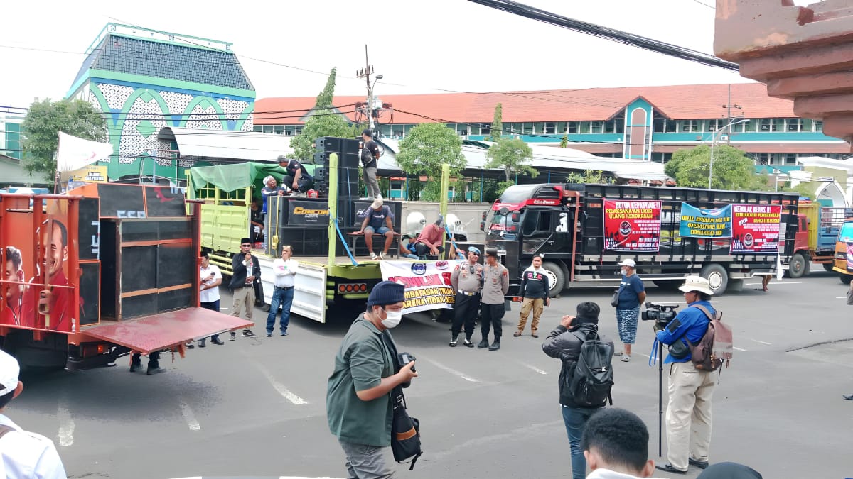 Ratusan sopir truk yang tergabung dalam Asosiasi Pengusaha Truk Indonesia (Aptrindo) Jawa Timur menggelar aksi unjuk rasa di depan Gedung DPRD Jawa Timur pada Kamis (20/3).