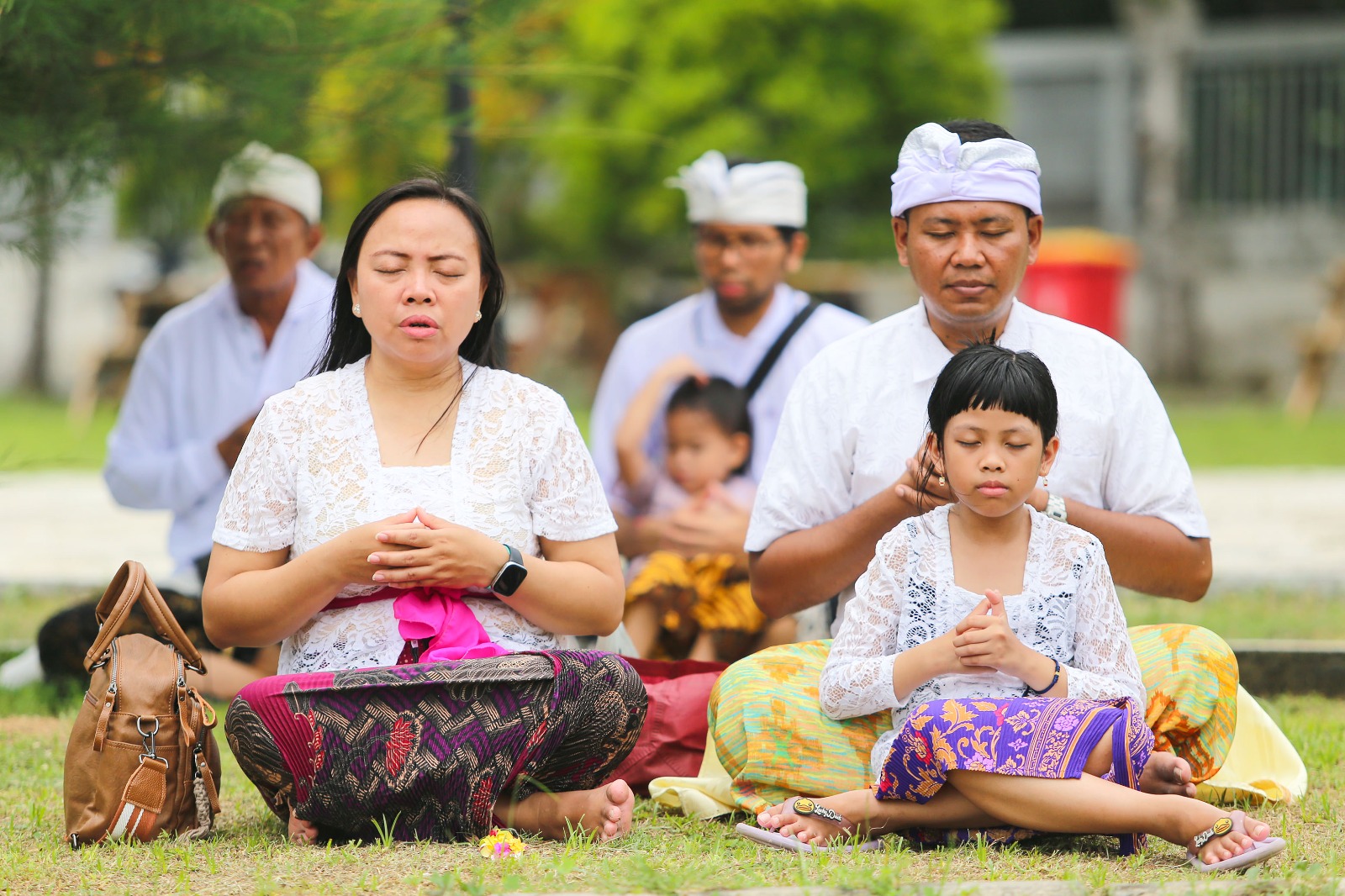 Ribuan umat Hindu di Surabaya larut dalam suasana khidmat saat mengikuti Upacara Melasti di kawasan Pantai Kenjeran, Sabtu (22/3/2025).
