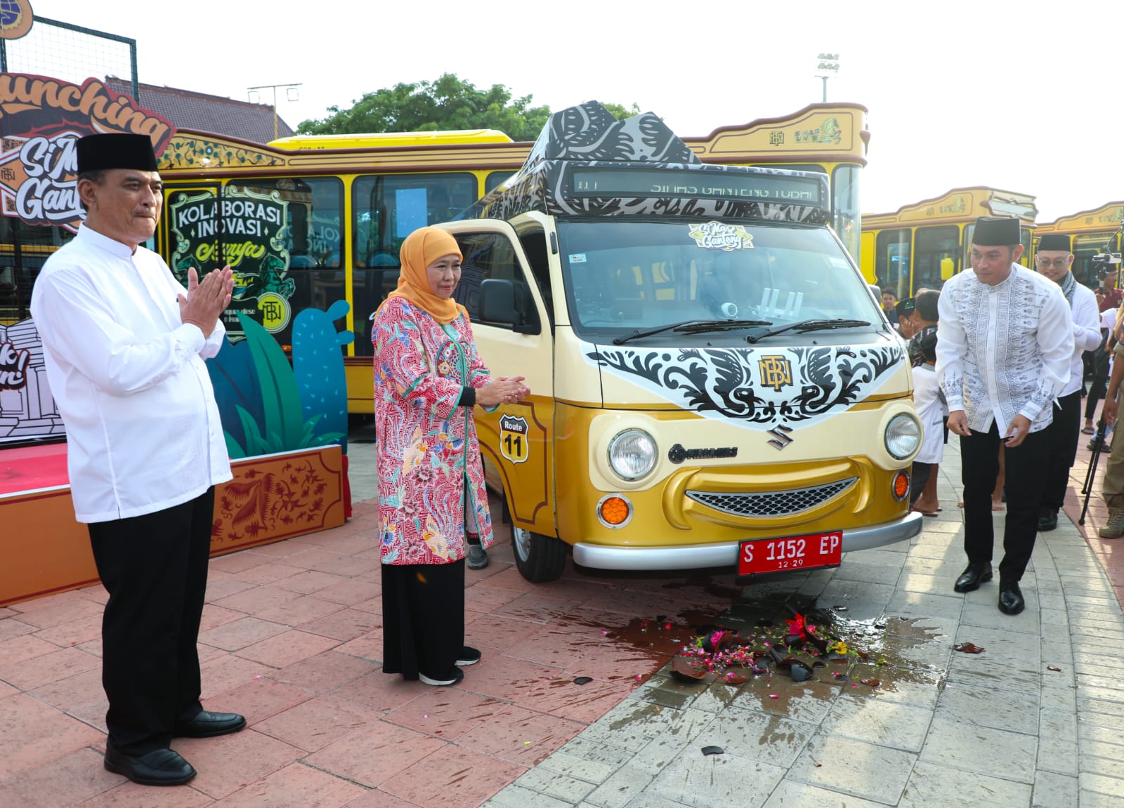 Gubernur Jawa Timur, Khofifah Indar Parawansa, bersama Bupati Tuban, Aditya Halindra Faridzky, meresmikan Si Mas Ganteng 2 di Alun-Alun Kabupaten Tuban pada Minggu (23/3)