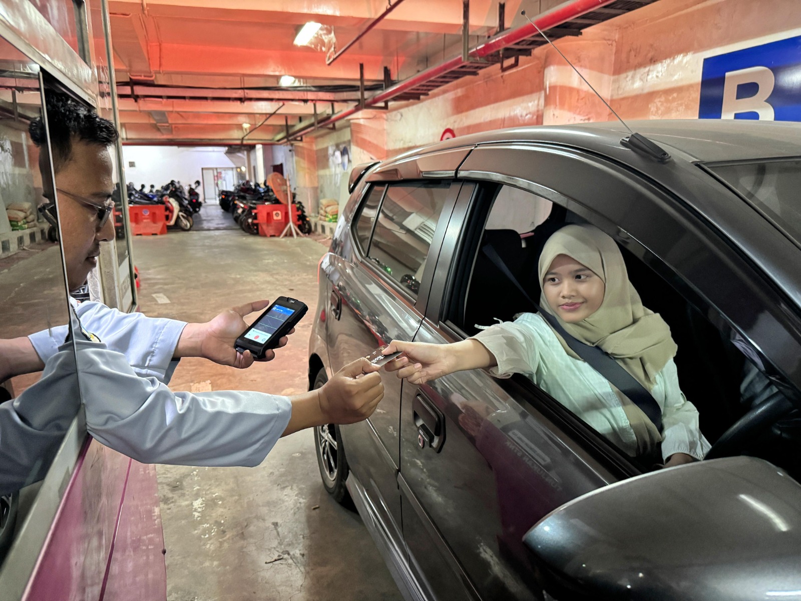 Menyambut momentum Lebaran 2025, Pemerintah Kota (Pemkot) Surabaya menghadirkan program diskon tarif parkir inap bertajuk "Raya 25".