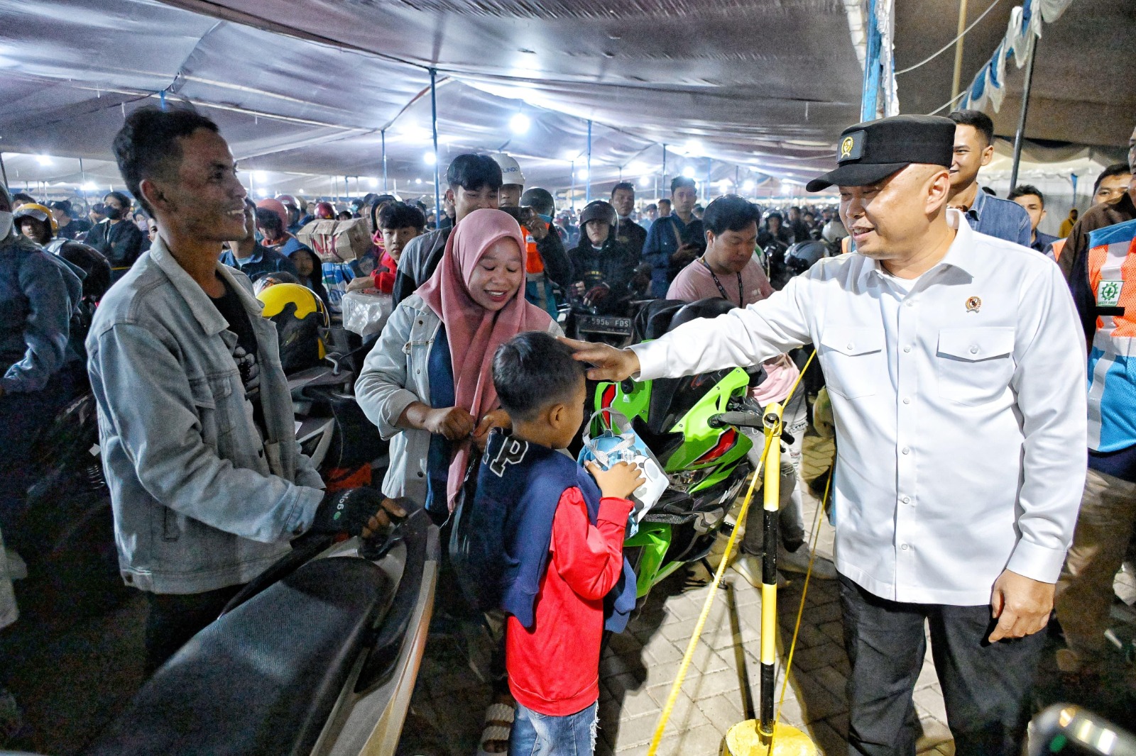 Menteri Perhubungan Dudy Purwagandhi meninjau langsung arus mudik sepeda motor di Pelabuhan Ciwandan, Cilegon, Banten, Kamis (27/3) dini hari.
