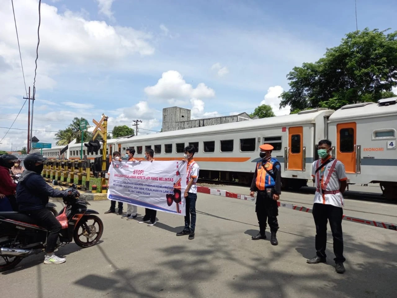 Ketika sinyal berbunyi, palang pintu mulai ditutup, atau terdapat isyarat lain, pengguna jalan harus berhenti dan memberikan hak utama kepada kereta api