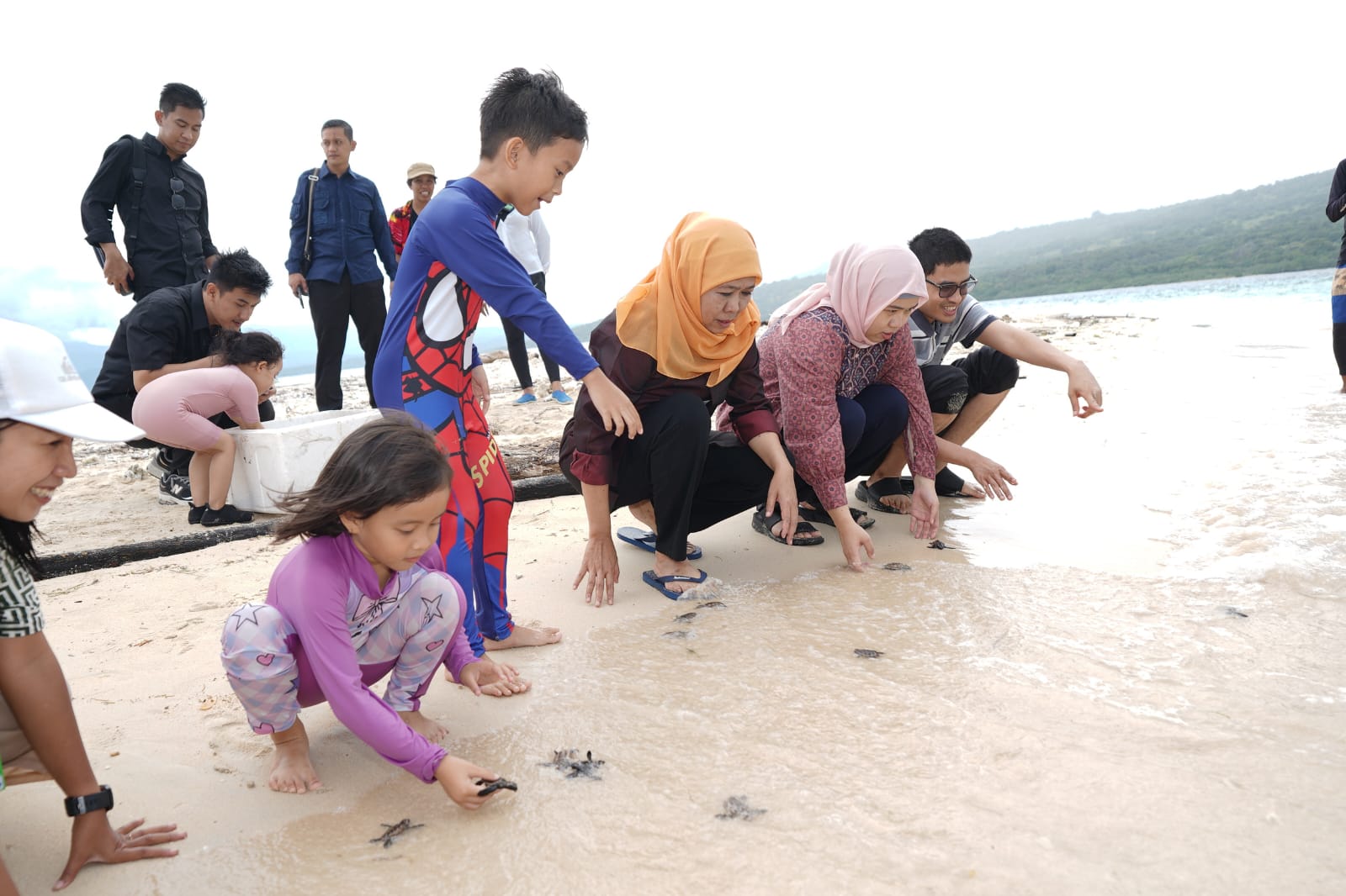 Gubernur Jawa Timur Khofifah Indar Parawansa melepas puluhan anakan penyu atau tukik di Pulau Tabuhan, Desa Bangsring, Kecamatan Wongsorejo, Kabupaten Banyuwangi pada Kamis (3/4).