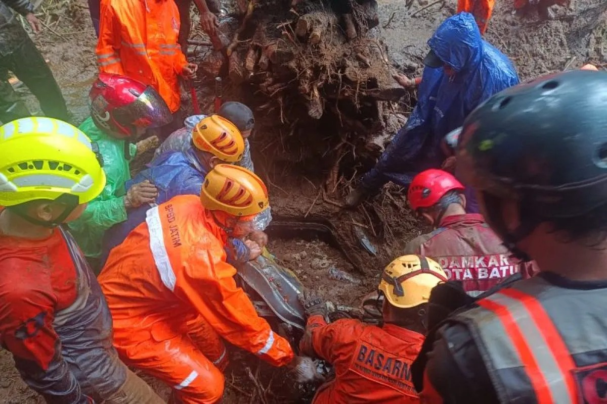 Tanah Longsor di Jalur Cangar, Tim SAR Surabaya Kerahkan Personel untuk Evakuasi