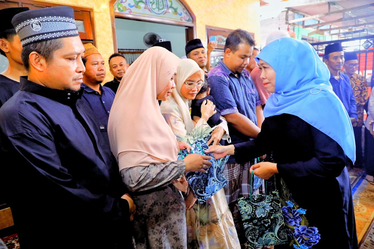 Gubernur Jawa Timur, Khofifah Indar Parawansa, mendatangi kediaman korban meninggal dunia akibat longsor di kawasan Cangar, Mojokerto