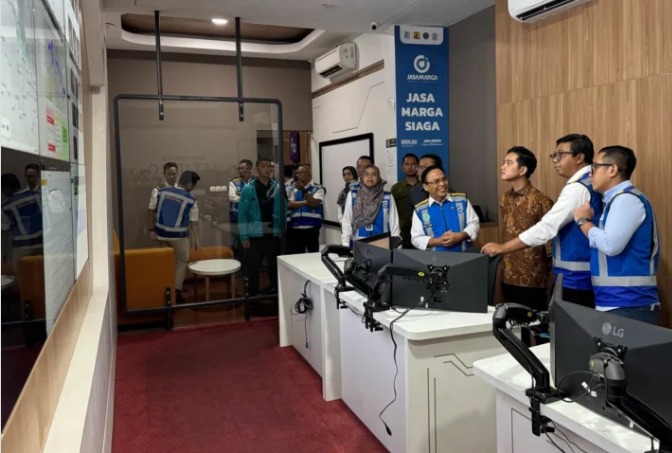 Wakil Presiden Gibran Rakabuming meninjau langsung puncak arus balik Lebaran 2025 di Jasa Marga Toll Road Command Center, Bekasi, Jawa Barat, Minggu malam (6/4/2025). 