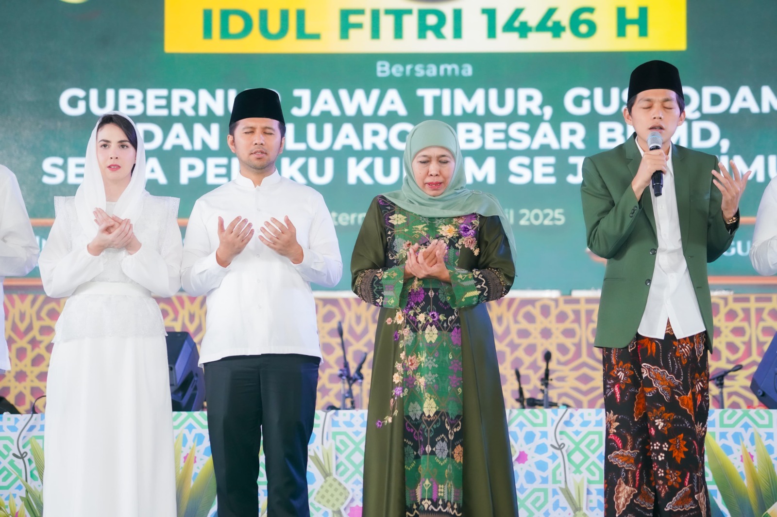Gubernur Khofifah berdoa bersama Guq Iqdam dan Wagub Emil Dardak pada acara halal bihalal jajaran Badan Usaha Milik Daerah (BUMD), pelaku koperasi, serta usaha mikro, kecil, dan menengah (UMKM) di Surabaya, Kamis (10/4).