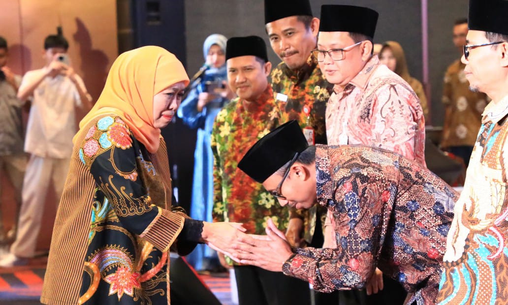 Gubernur Khofifah Indar Parawansa secara resmi mengukuhkan Tim Penguatan dan Pengembangan Ekonomi Pesantren (Eko-Tren) melalui program One Pesantren One Product (OPOP) untuk periode 2025–2030