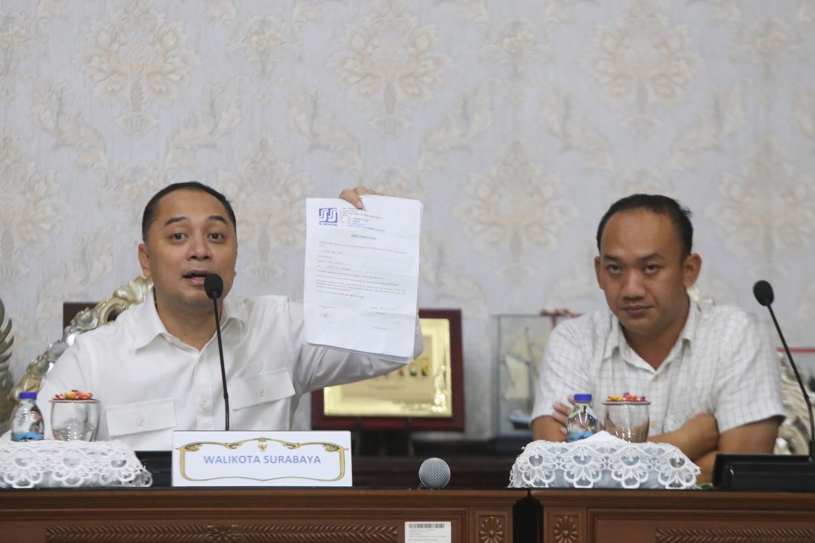 Pemerintah Kota (Pemkot) Surabaya membuka posko pengaduan bagi pekerja yang ijazahnya ditahan oleh perusahaan di Kota Pahlawan mulai Jumat (17/4/2025)