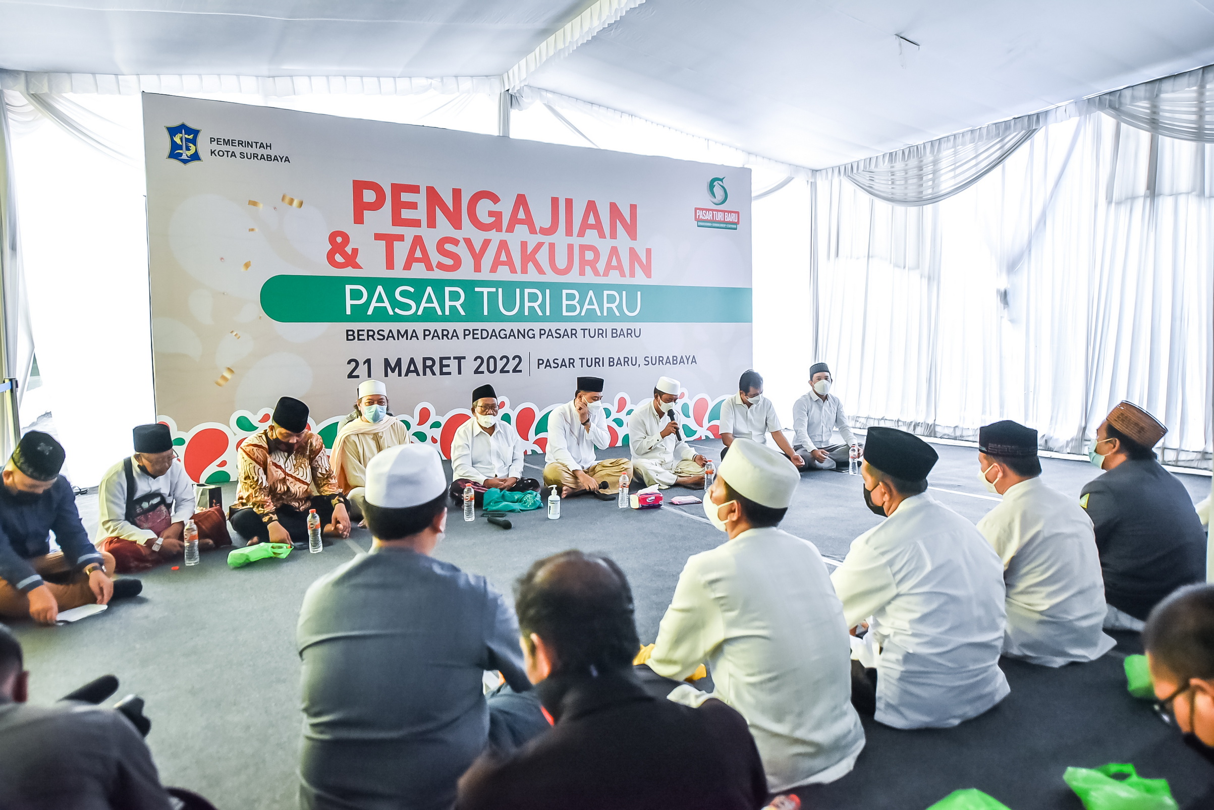 Pembukaan Pasar Turi Baru itu diawali dengan menggelar Pengajian dan Tasyakuran bersama para pedagang Pasar Turi Baru di halaman Pasar Turi Baru, Jalan Pasar Turi, Jepara, Kecamatan Bubutan, Surabaya, Senin (21/3/2022).