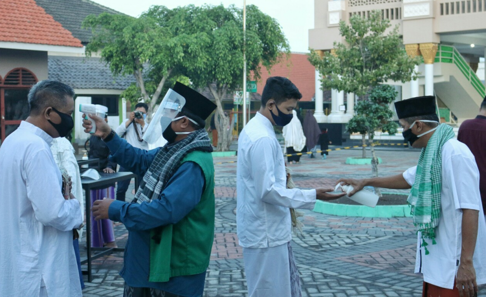 Takmir Masjid Haqul Yaqin, Tambak Sawah, Sidoarjo terapkan Protap Covid-19 (Foto: HMP/Zulfikar)