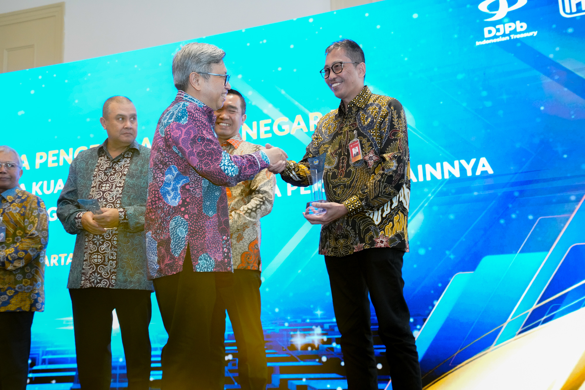 Direktur Utama bankjatim Busrul Iman dan Direktur Jenderal Perbendaharaan Astera Primanto Bhakti. melakukan penandatanganan perjanjian kerja sama 