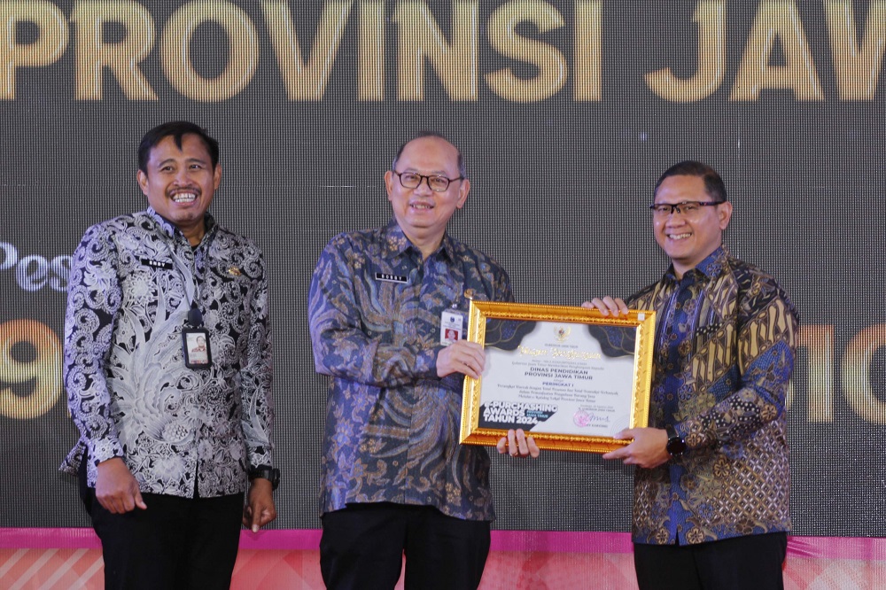 Penjabat Sekda Jatim Bobby Soemiarsono Serahkan 30 Piagam Penghargaan pada E-Purchasing Award 2024