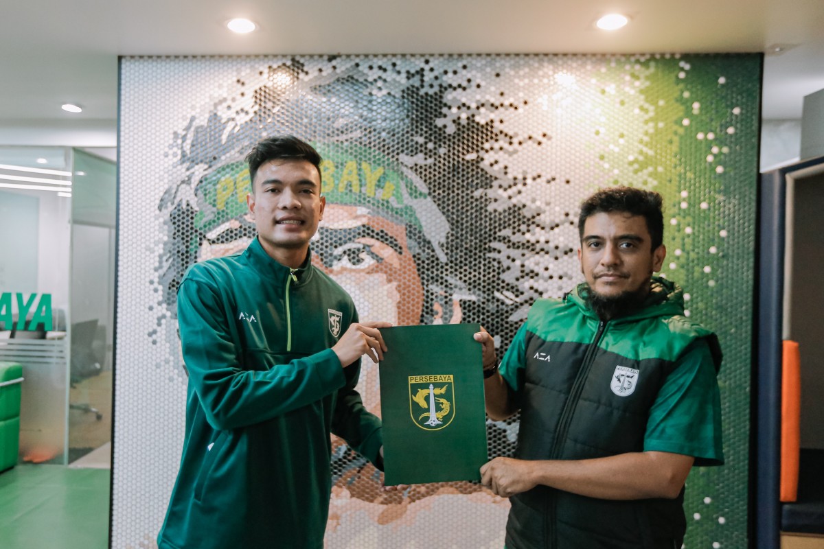 Brylian Aldama bersama manajer tim Persebaya, Yahya Alkatiri setelah menandatangani kontrak kerjasama di Kantor Marketing Persebaya.