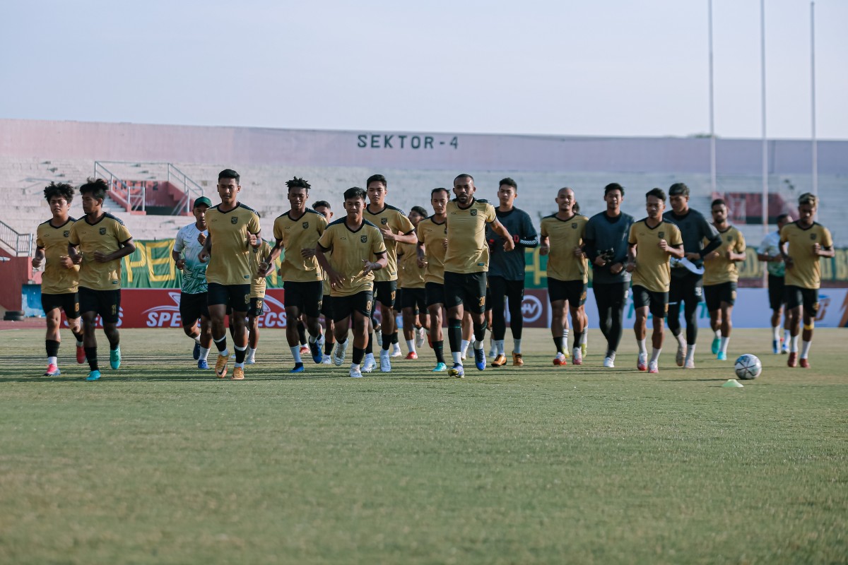 Tim Persebaya menjalani latihan resmi di Gelora Delta Sidoarjo, Rabu (14/9) pagi. (Persebaya)