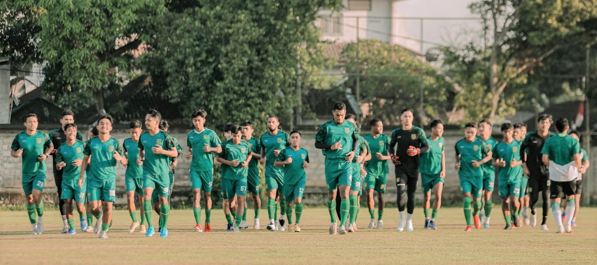 Persebaya sudah dipastikan terdepak dari perebutan juara. Namun bukan berarti tim besutan Aji Santoso bisa berleha-leha. Justru sang arsitek menargetkan untuk menyapu bersih kemenangan dan finis di posisi kedua atau ketiga.