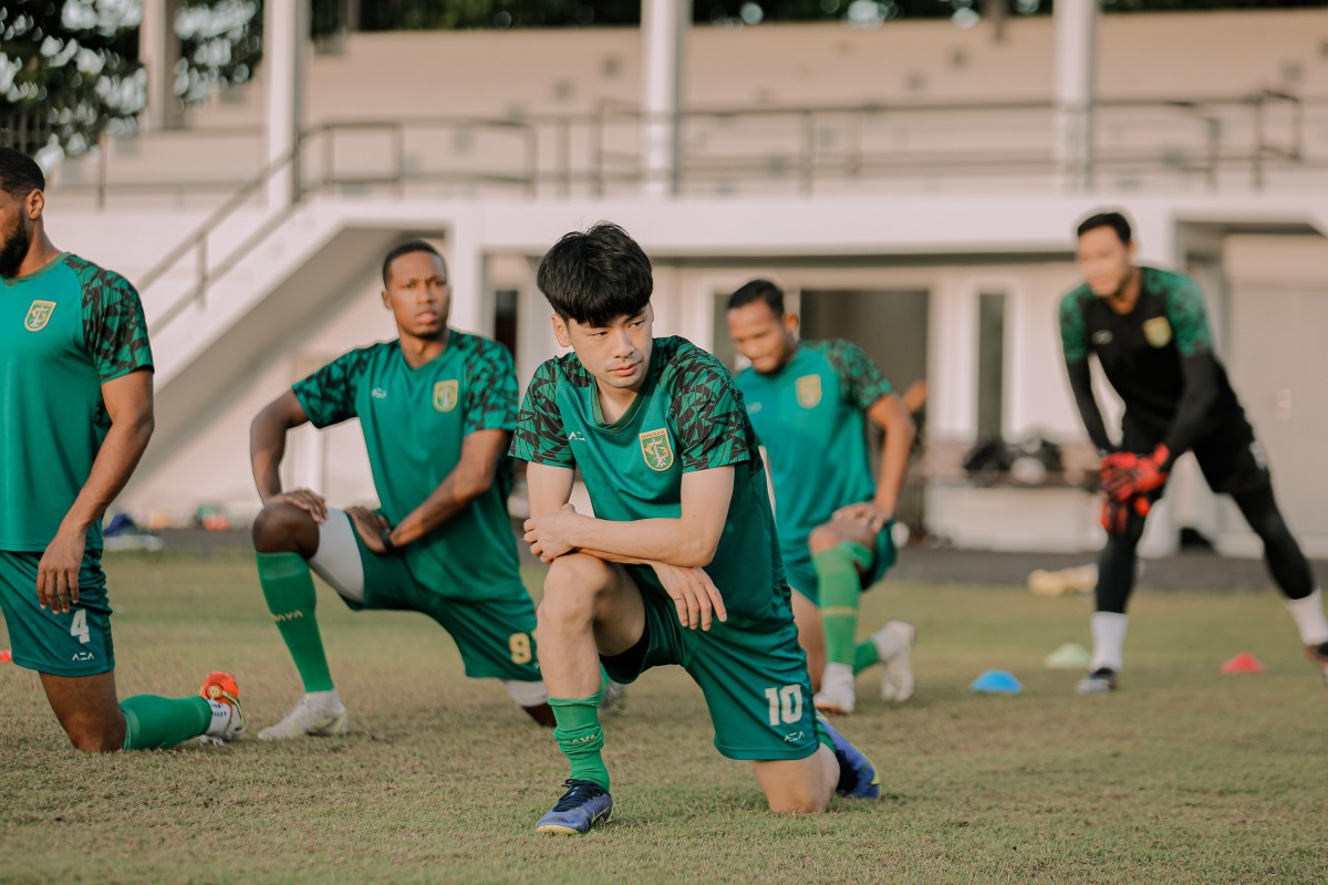 Taisei Marukawa dan pemain Persebaya lainnya menjalani official training pada Sabtu pagi. (Persebaya
