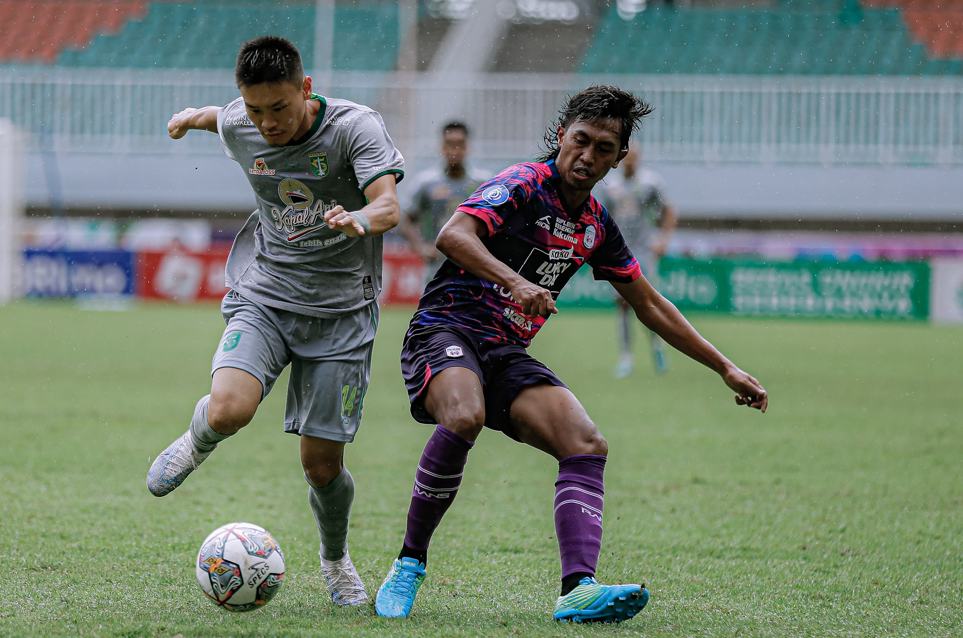 Sho Yamamoto melewati pemain Rans Ady Setiawan. (Persebaya)