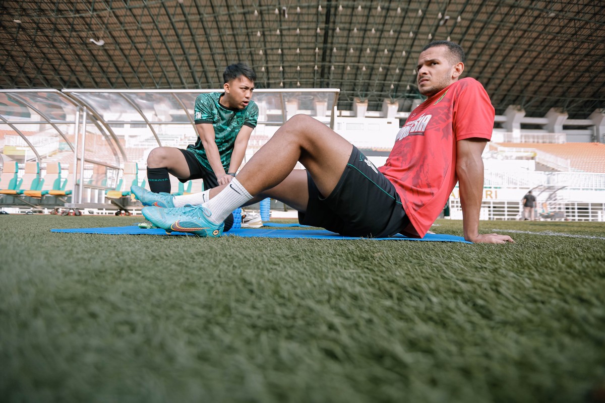 Leo Lelis mendapatkan perawatan dari Fisioterapis Persebaya, Samudra Anggara pada hari Minggu (24/7) lalu. (Persebaya)