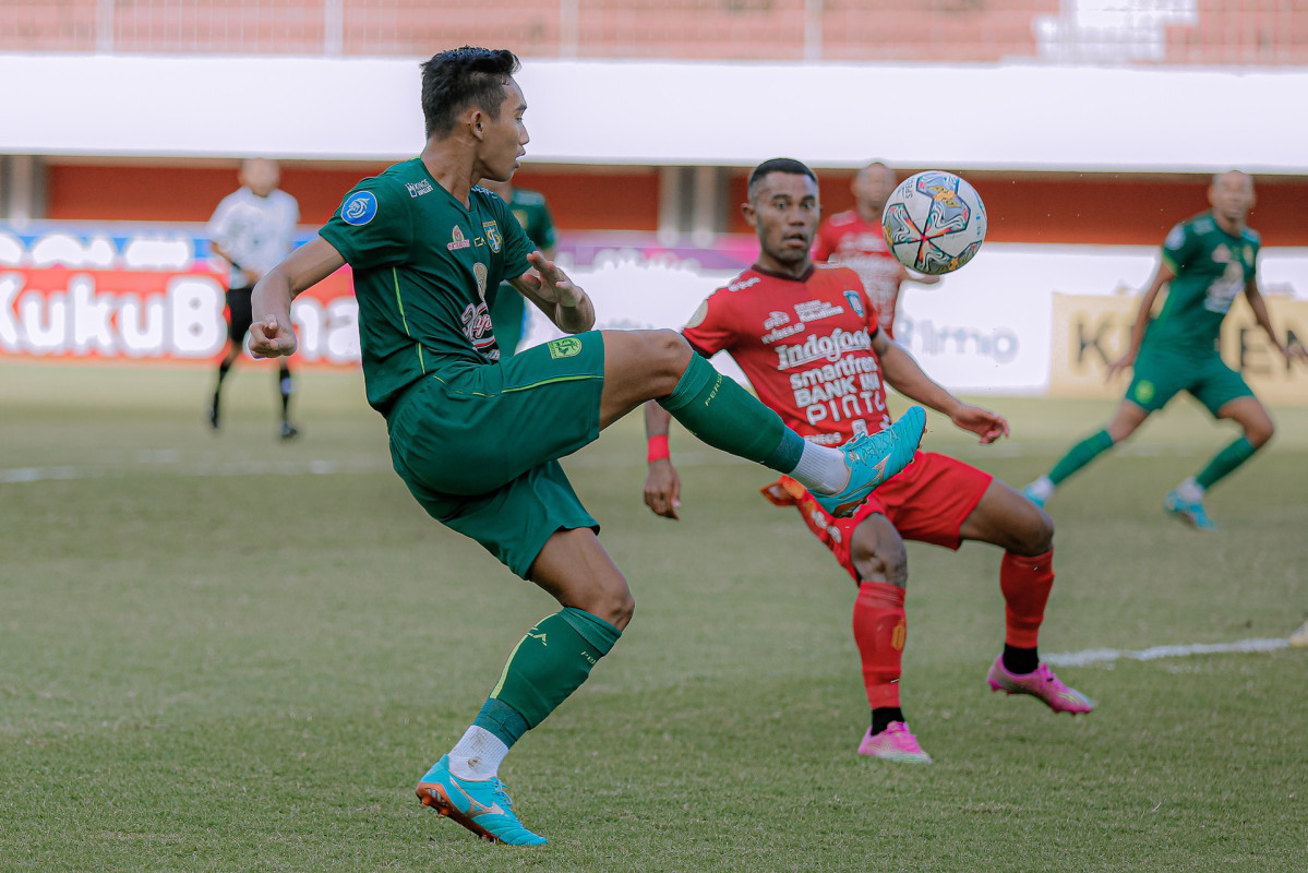 Rizky Ridho menghalau serangan dari Bali United. (Persebaya)