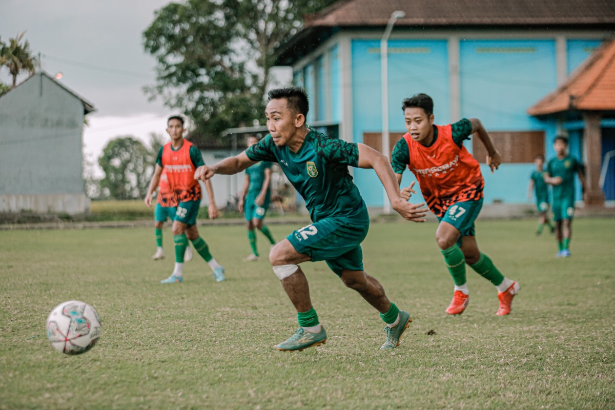 Rendi Irwan mengejar bola pada sesi latihan
