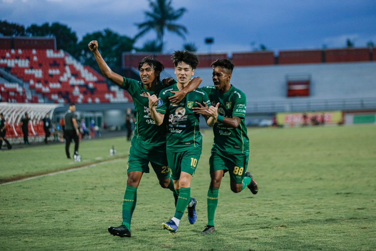 Taisei Marukawa merayakan gol bersama Ady Setiawan dan Alwi Slamat setelah mencetak gol ke gawang Persik Kediri
