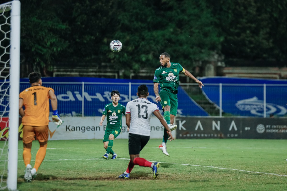 Derby Suramadu berjalan penuh drama. Persebaya harus susah payah untuk merebut tiga poin. 