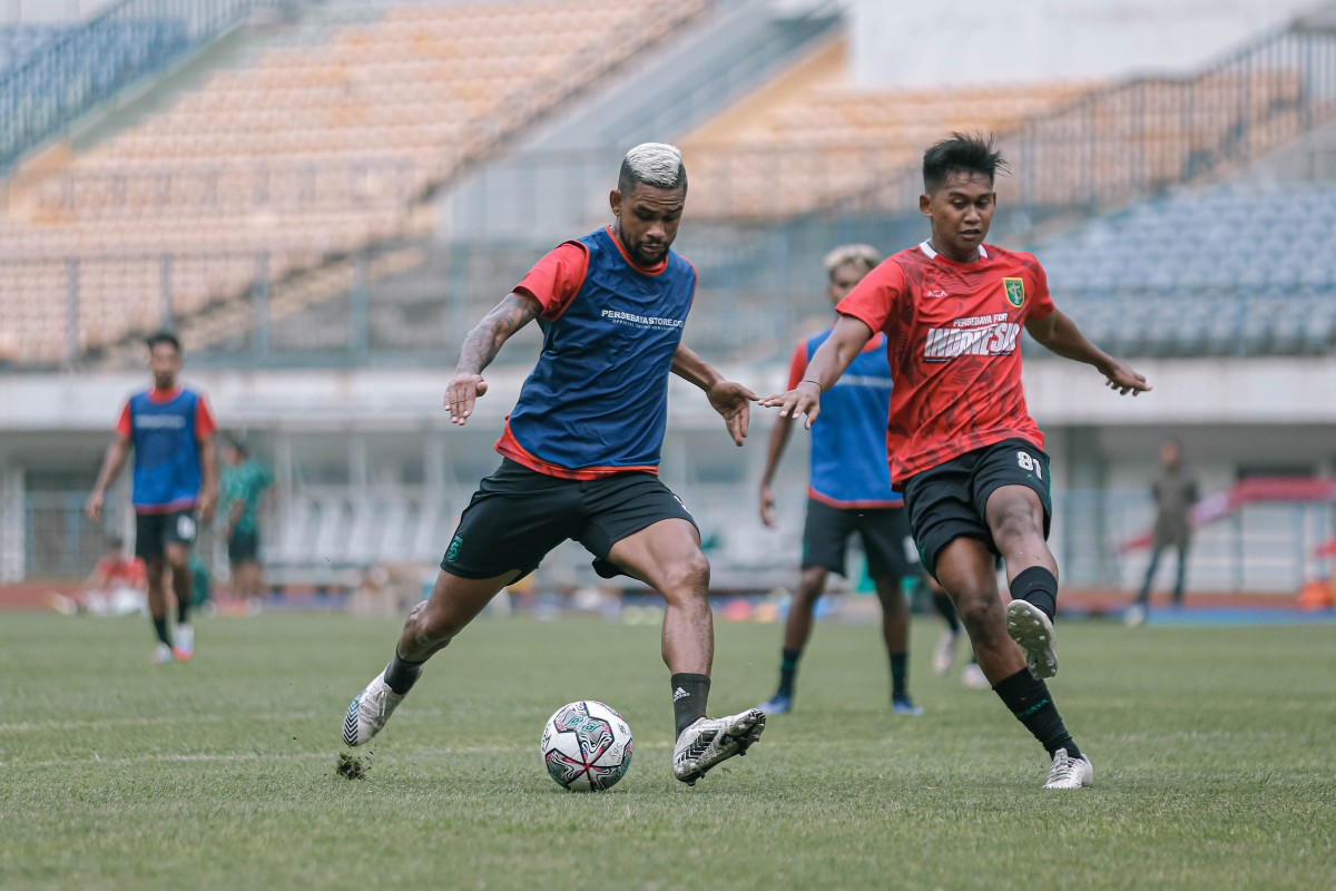 Silvio Junior dibayangi Wahyudi dalam sesi official training