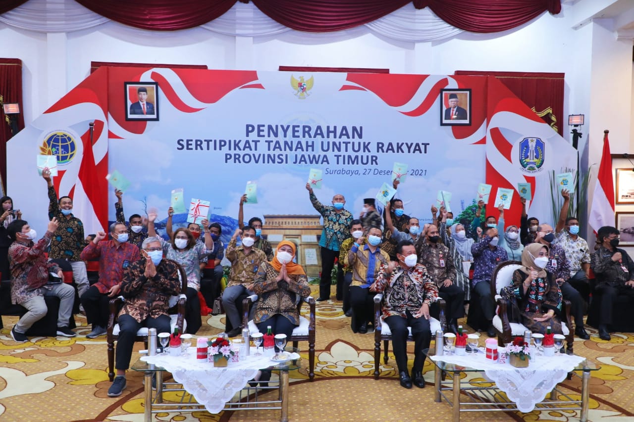 Penyerahan Sertifikat Tanah Untuk Rakyat Provinsi Jawa Timur yang diadakan oleh Kementerian Agraria dan Tata Ruang/Kepala Badan Pertanahan Nasional (Kementerian ATR/Kepala BPN) di Gedung Negara Grahadi, Surabaya, Senin (27/12).