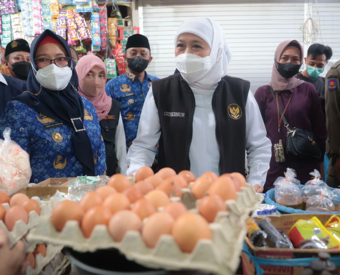Gubernur Jawa Timur Khofifah Indar Parawansa blusukan meninjau Pasar Baru Gresik, Senin (17/10).