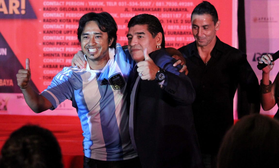 Maradona dalam suatu acara di Surabaya 2013 silam. foto dok Radar Surabaya
