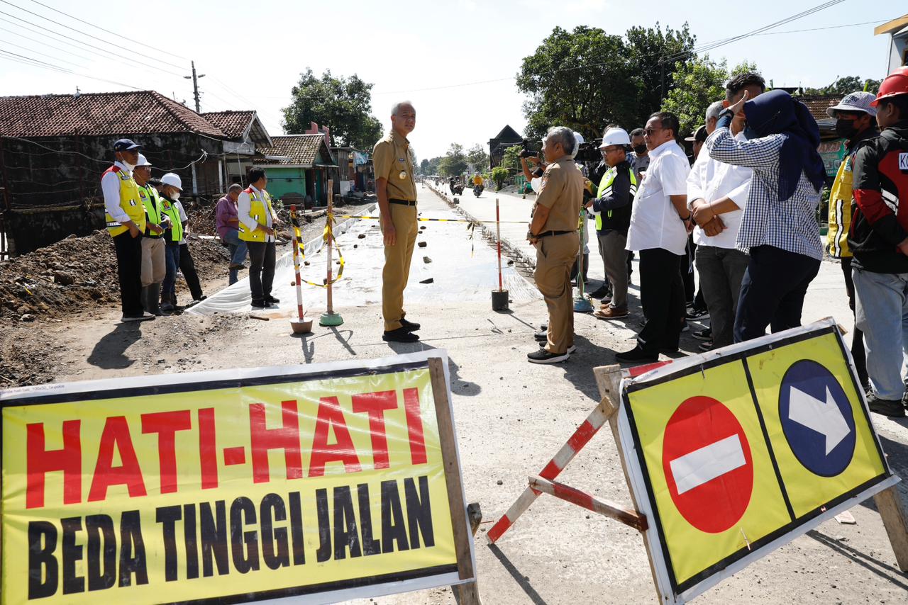 Gubernur Jawa Tengah Ganjar Pranowo saat mengecek ruas Jalan Solo-Purwodadi di Kabupaten Sragen, Senin (13/3/2023),