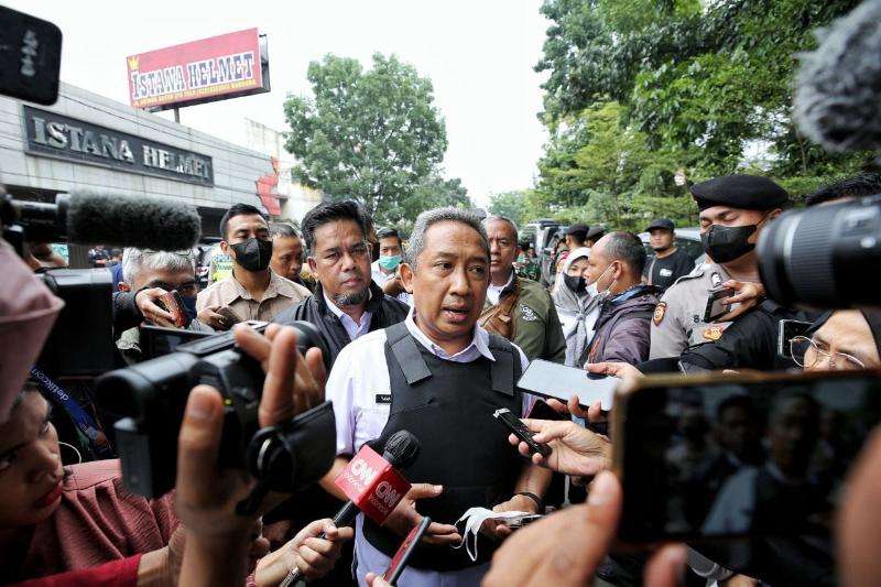 Wali Kota Bandung Yana Mulyana memberikan keterangan kepada wartawan pada peristiwa bom bunuh diri di Polsek Astanaanyar, Rabu (7/12/2022).