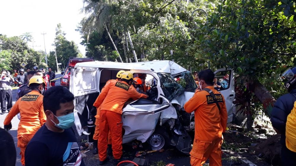 TAK BERBENTUK: Beruntung dua penumpang selamat. HMP/hwd