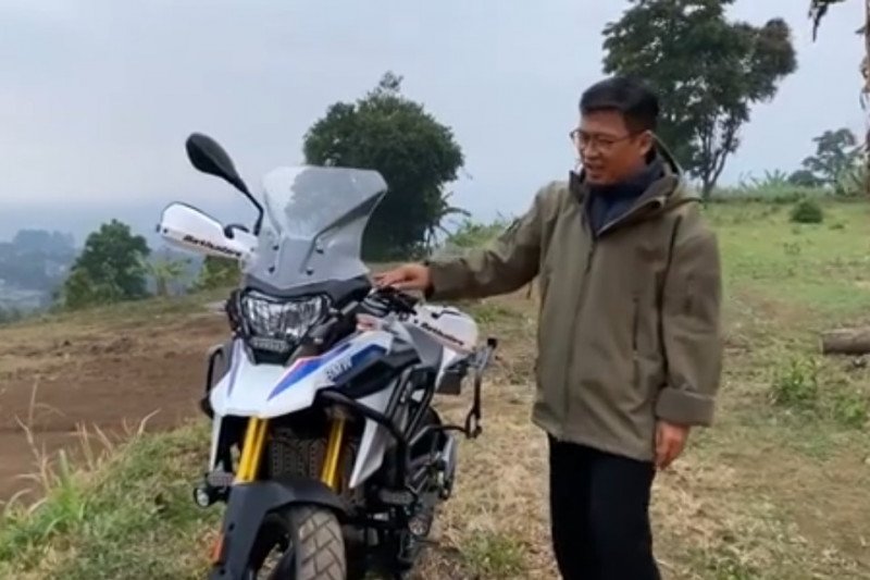 KH Abdullah Gymnastiar atau Aa Gym melelang motor BMW 310 untuk pembangunan masjid (Tangkapan layar Instagram @aagym)