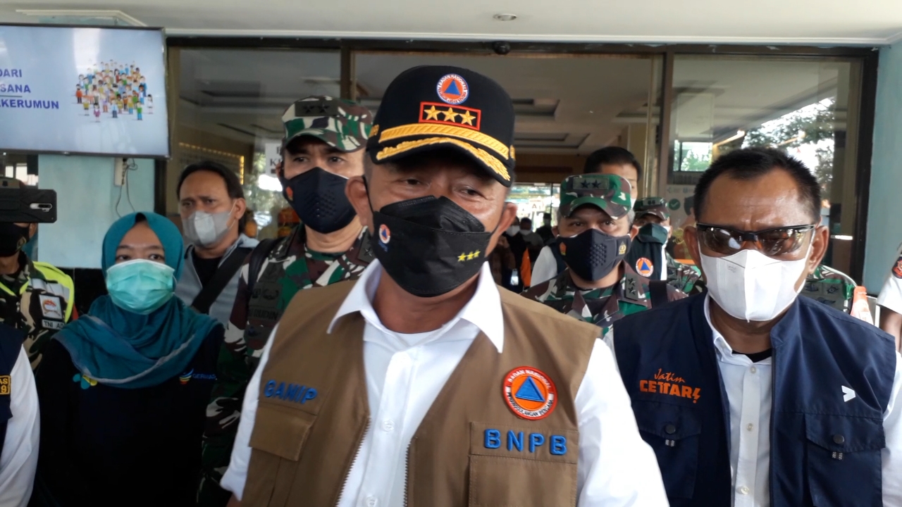 Kepala BNPB Ganip Warsito dan Plh. Sekdaprov Jatim Heru Tjahjono ktika meninjau kesiapan RS Lapangan Asrama Haji Sukolilo Surabaya, Jumat (11/6).