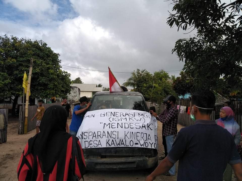  Ikatan Generasi Muda Kawalo Woyo (IGMK-W) Kecamatan Taliabu Barat, Kabupaten Pulau Taliabu (Pultab) berunjuk rasa memprotes pengelolaan anggaran dana desa (DD), Senin (13/7).