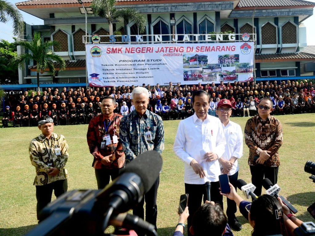 Presiden Jokowi memberikan keterangan pers usai meninjau SMKN Jawa Tengah, Semarang, Jateng, Rabu (30/08/2023). (Foto: BPMI Setpres)


