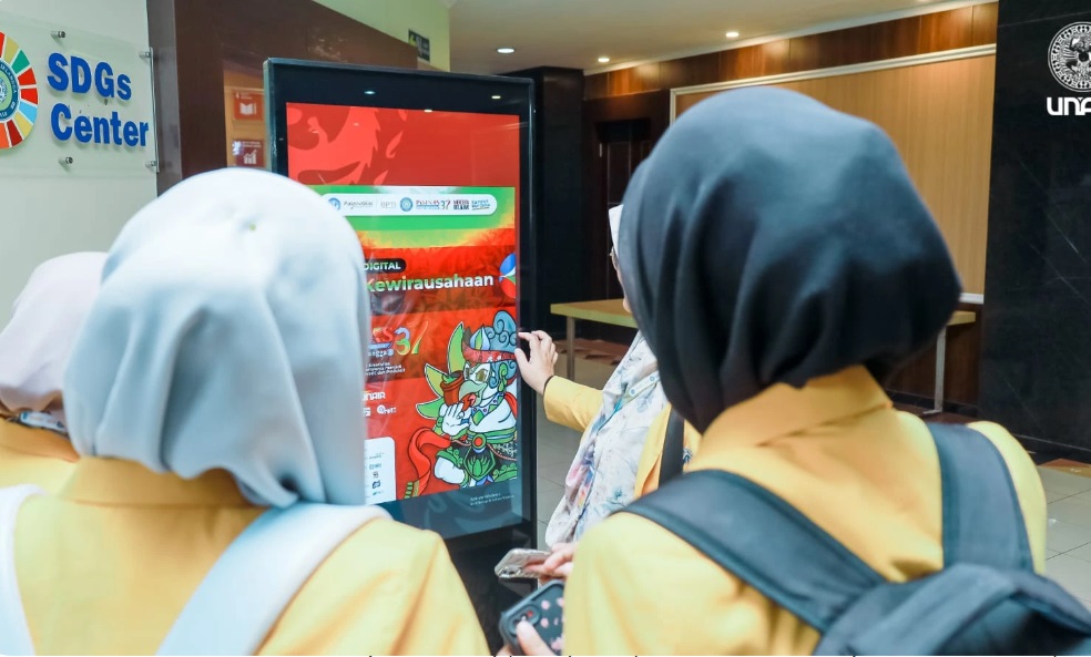 pameran poster digital yang diikuti oleh peserta non-PIMNAS, berlangsung di Gedung Manajemen Kampus MERR-C UNAIR, Jumat (18/10/2024)