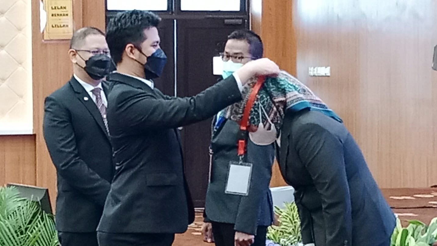Wakil Gubernur Jawa Timur Emil Elestianto Dardak didampingi Kepala BPSDM Jatim Aries Agung Paewai saat membuka Pelatihan Kepemimpinan Administrator Angkatan (PKA) XIII dan XIV di BPSDM Jatim, Surabaya, Selasa (22/2)