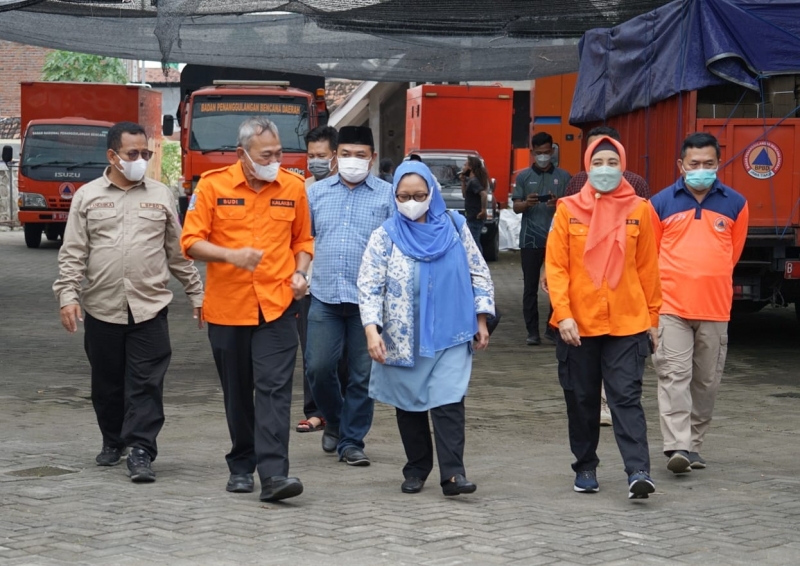 Alissa Qotrunnada Munawaroh Wahid  didampingi Kalaksa BPBD Jatim Drs Budi Santosa untuk melihat inovasi Mobil Edukasi Penanggulangan Bencana (Mosipena)