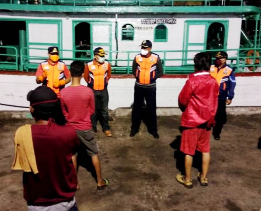 DiDATA: Petugas mendata ABK yang baru saja tiba di Pelabuhan Benoa. Foto: HMP/ide