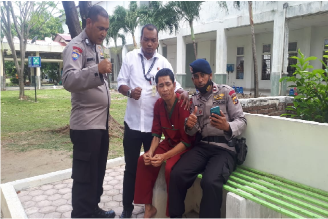 Seorang diduga anggota Polri yang sempat dikabarkan hilang (baju merah maron) saat dikunjungi rekannya di RSJ Aceh, Rabu (17/3/2021). (FOTO ANTARA/HO-Humas RSJ Aceh)