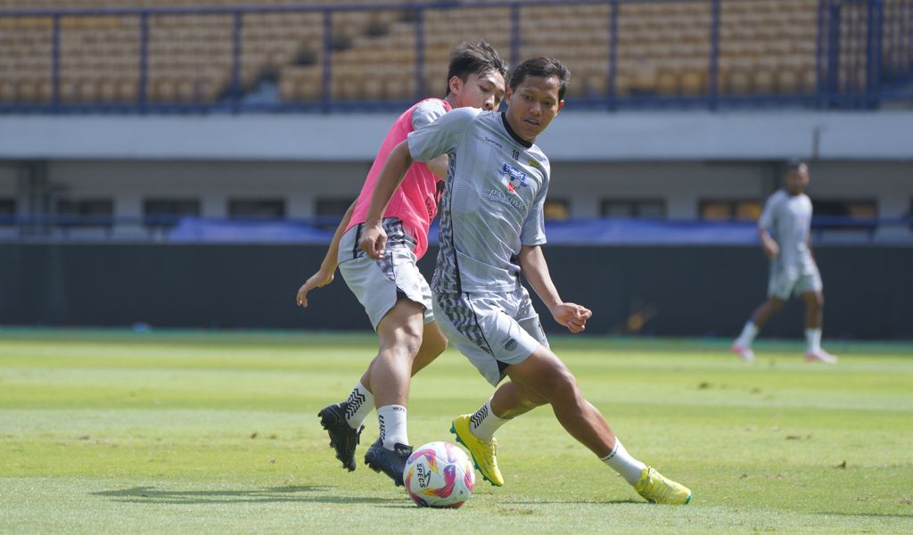 Gelandang PERSIB, Adam Alis dibayangi Beckham Putra Nugraha pada sesi latihan di Stadion Gelora Bandung Lautan Api, Rabu, 5 Februari 2025. (PERSIB.co.id/Barly Isham)